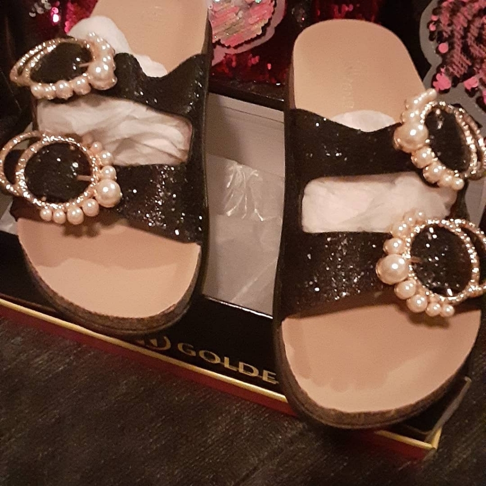 Women's sandals (size 6) (15.00 A PIECE )